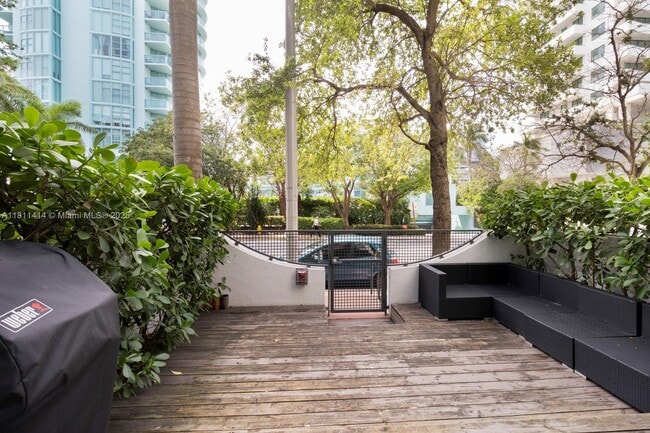 Building Photo - 6000 Collins Ave