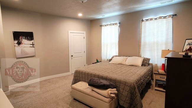 Building Photo - Great 3 Bd 2.5 Bath Townhome 2 Car Garage