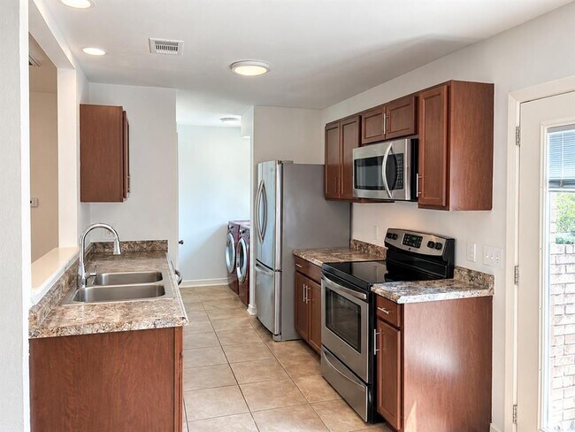 Building Photo - 1015 E Yager Ln
