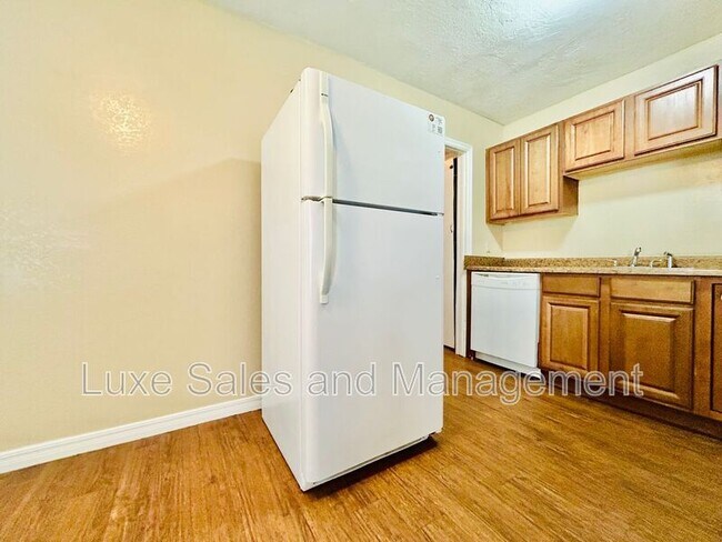 Building Photo - 421 E Showalter Dr