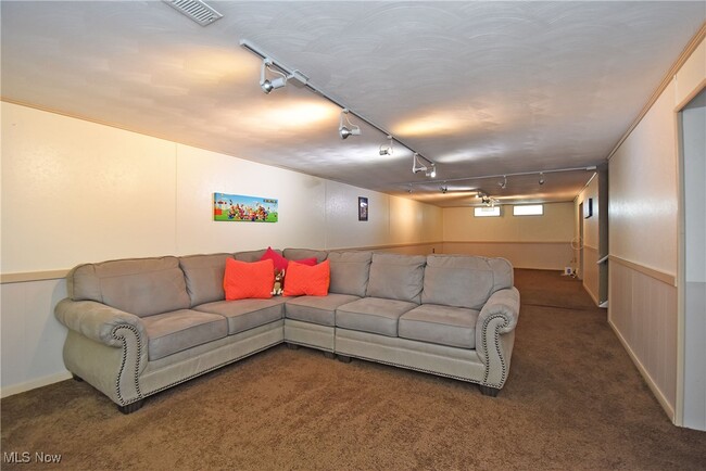 Building Photo - 37 E Meadowlawn Blvd