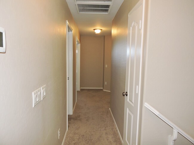 Building Photo - 4 BEDROOM 2 1/2 BATHROOM WITH OFFICE AND LOFT