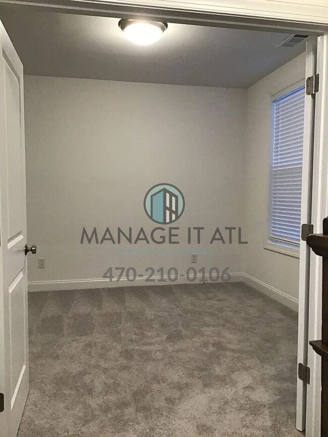 Building Photo - Elegant 3 Bedroom Townhome in a gated comm...