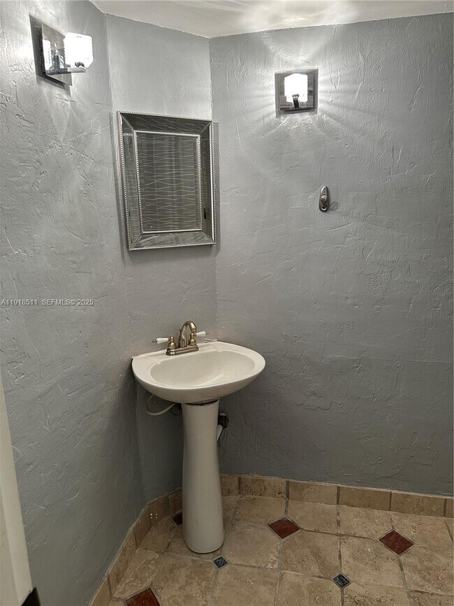 Building Photo - 1501 NE 191st St