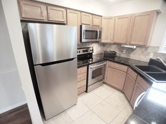 Building Photo - Beautiful 1/1 Wood Floors Condo for Rent i...