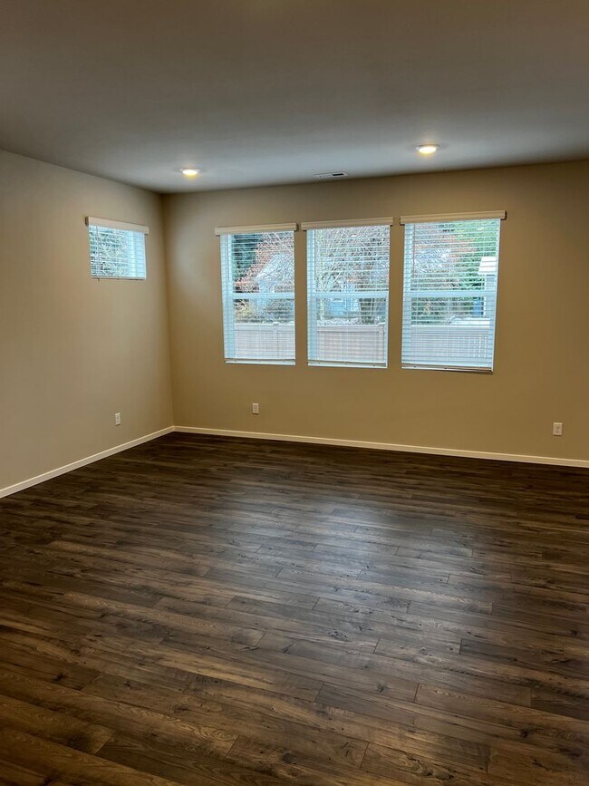 Building Photo - STO Langly Duplex