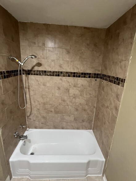 Bath Shower - 3914 Pickfair St