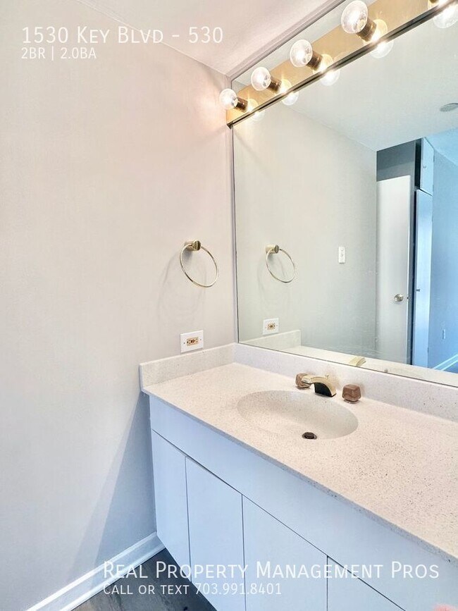 Building Photo - Sun-Drenched Condo-Stunning Views, Walk to...