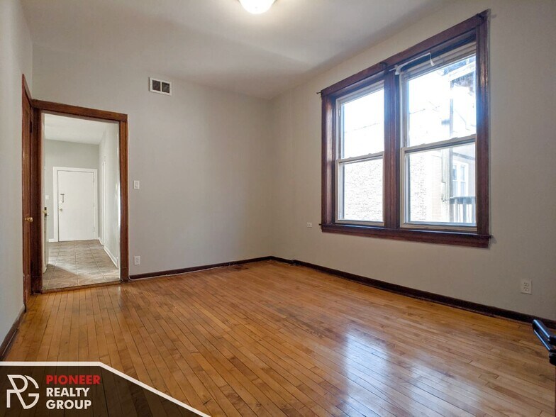 Building Photo - 1422 N Maplewood Ave