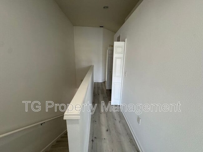 Building Photo - 6798 Roundleaf Dr