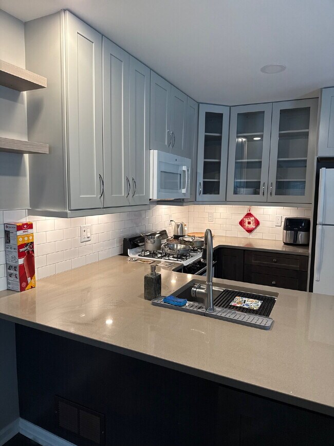 Building Photo - "Charming 2-Bed Retreat with Modern Comfor...