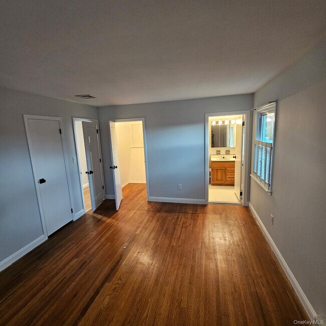 Building Photo - 121 Henry St