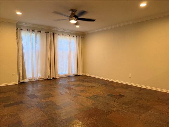 Building Photo - 537 N Post Oak Ln