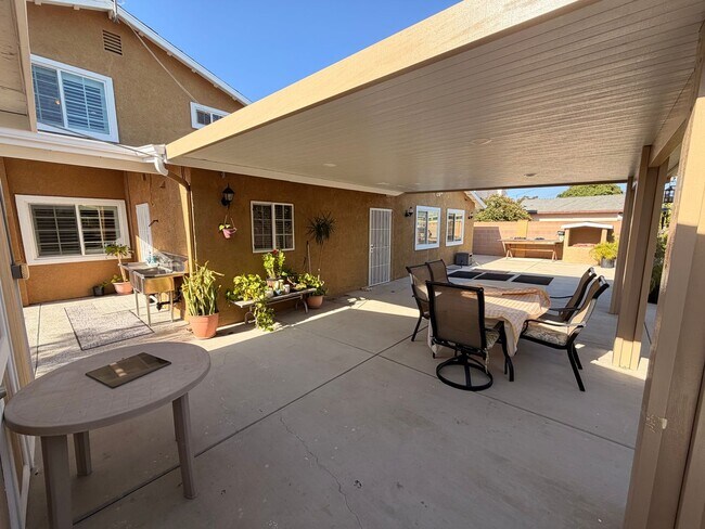 Building Photo - Unbelievable 4 Bed, 4 Bath House For Rent In Buena Park-Must See To Appreciate!