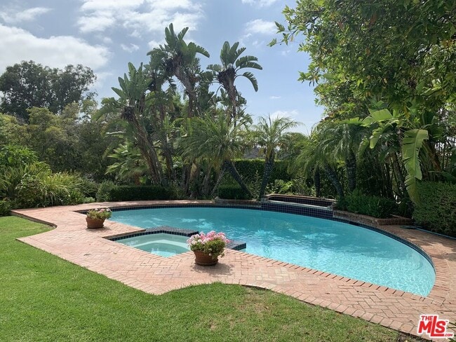 Building Photo - 8050 Mulholland Dr