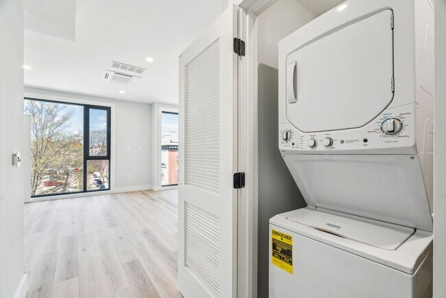 Building Photo - Stunning Studio Apartment in University City