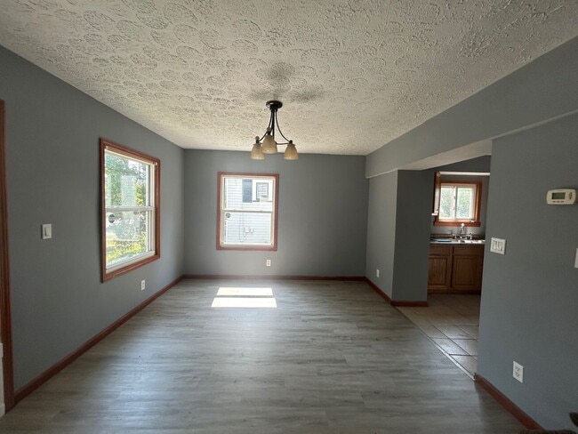 Building Photo - Spacious 3-Bedroom Single Family Home Available for Rent