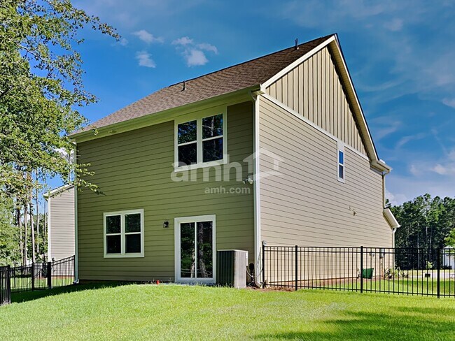 Building Photo - 223 S Live Oak Dr