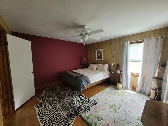 Building Photo - Tri level 3b2b home for rent with fenced i...