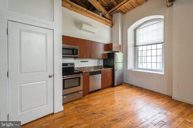 Primary Photo - 4 Leverington Ave