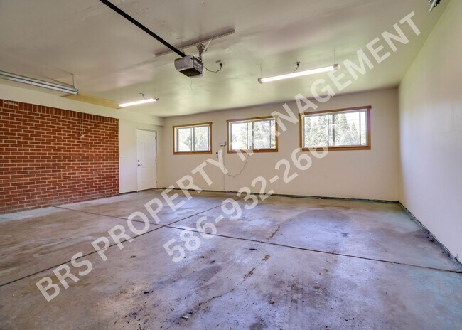 Building Photo - Charming 3 Bedroom 1.5 Bathroom Ranch.