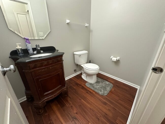 Building Photo - 482 Grosvenor Ln