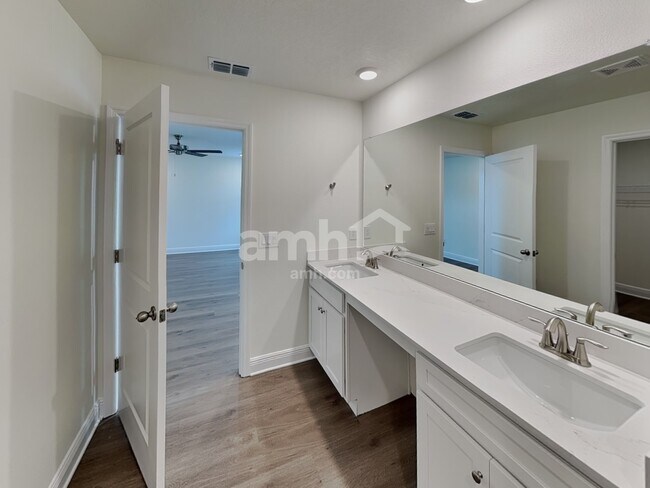 Building Photo - 5962 Pinewood Ests Dr