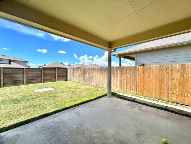 Building Photo - Bright and Spacious 4/BR 3/BA Home with Pr...