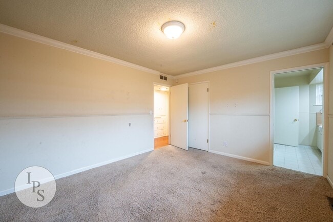 Building Photo - Fig Garden area Large Home, 4BR/3BA, Pool - Lots of Amenities!