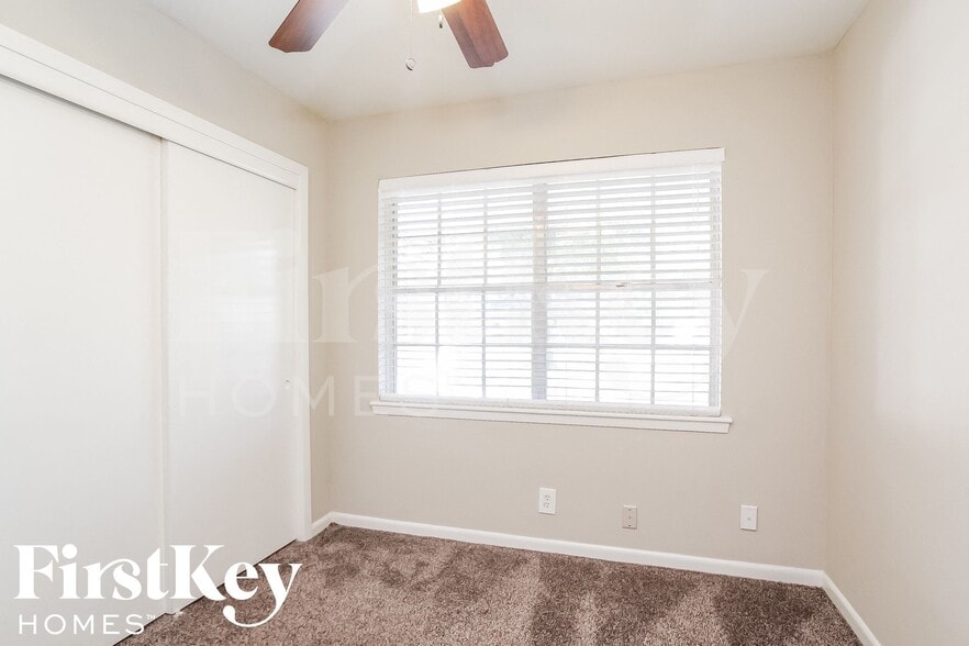 Building Photo - 13322 Oak Leaf Ln