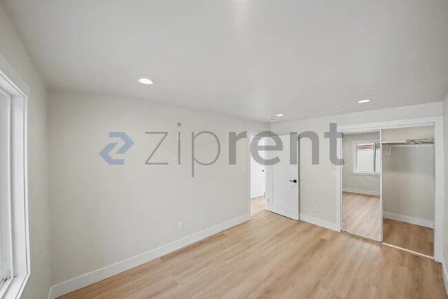 Building Photo - Unit B