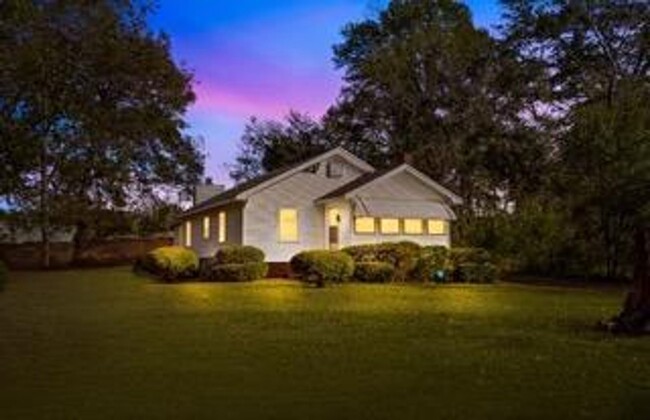 Building Photo - Beautiful 4 Bedroom 2 Bath Home Available ...