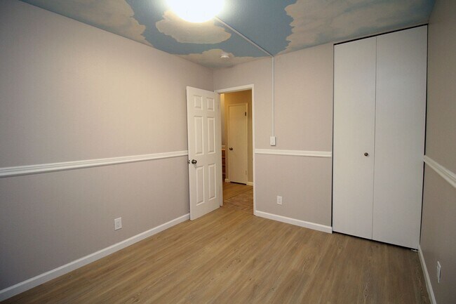 Building Photo - Fully Remodeled 3 Bedroom/2.5 Bathroom Lak...