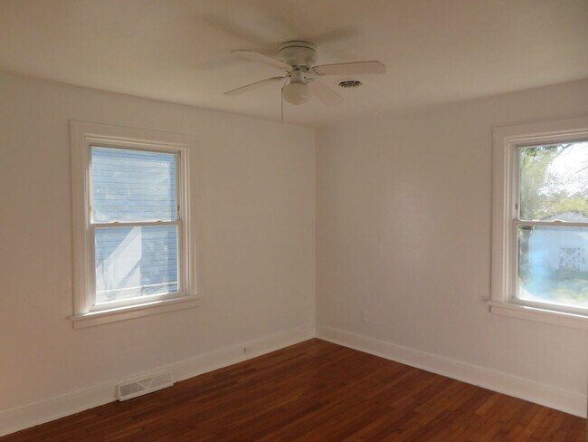 Building Photo - Colonial Heights