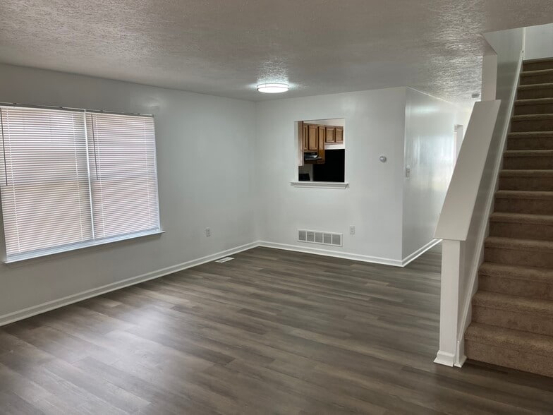 Building Photo - 102 Gateway Dr