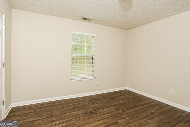 Building Photo - 680 Escalade Dr