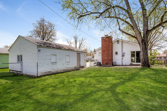Building Photo - 3 bed 2 bath in Noblesville with fenced in...