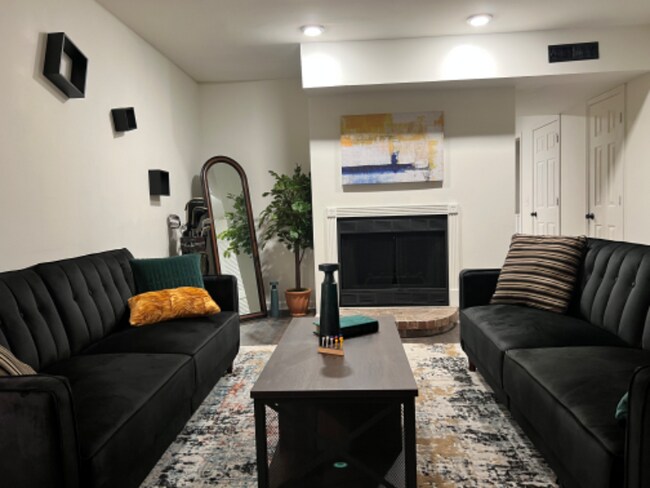 Building Photo - 810 Hillmore Dr