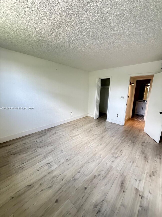 Building Photo - 606 W 81st St