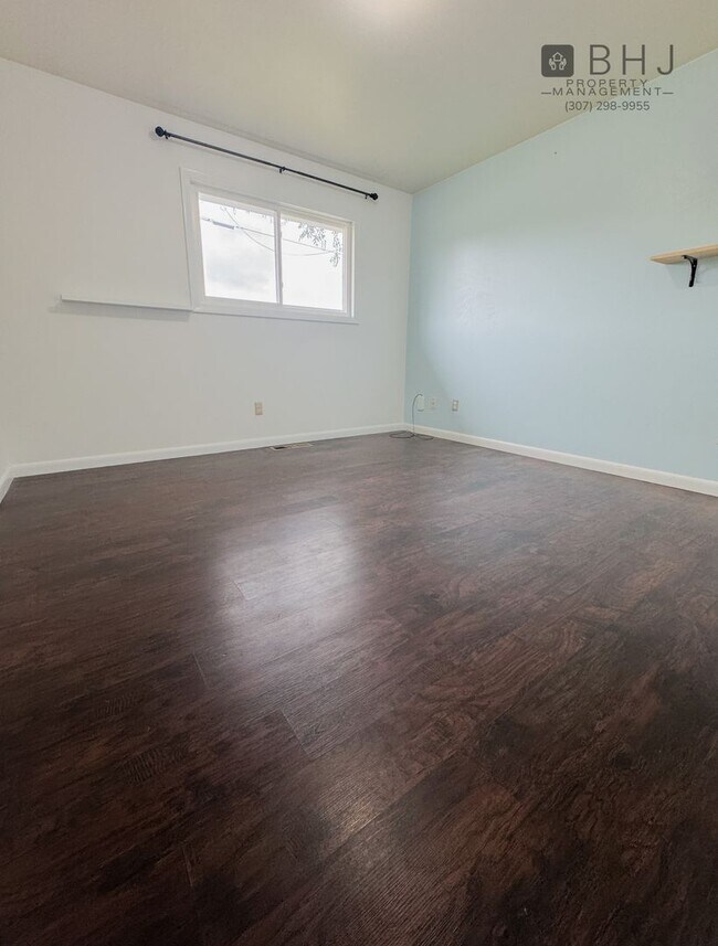 Building Photo - Pet Friendly 2 bed/ 2 bath single family h...