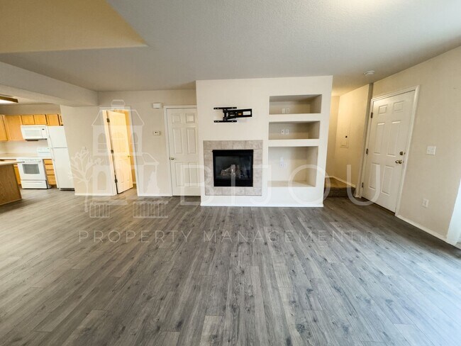 Building Photo - Van Buren Townhome