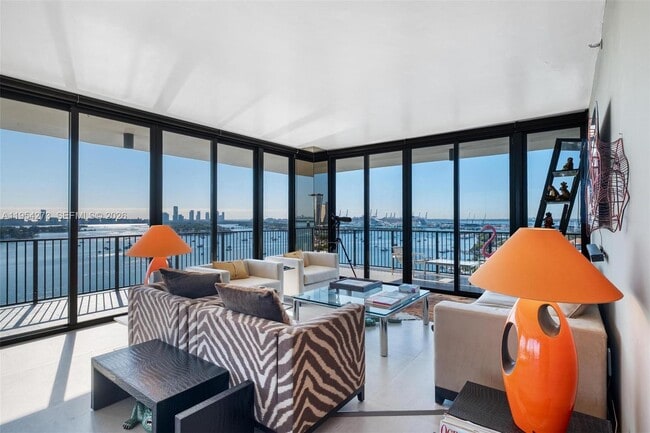 Building Photo - 1000 Venetian Way