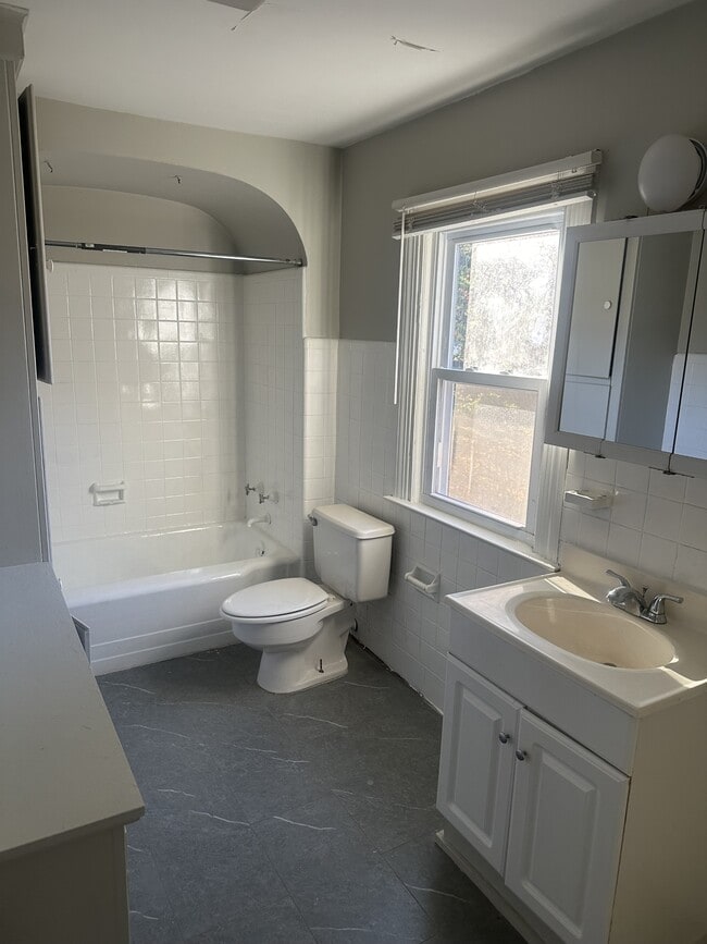 Building Photo - 530 Bellevue Rd