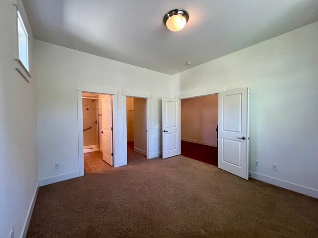 Building Photo - PENDING APPLICATION; Spacious Home on Golf Course  - All Bedrooms En Suite