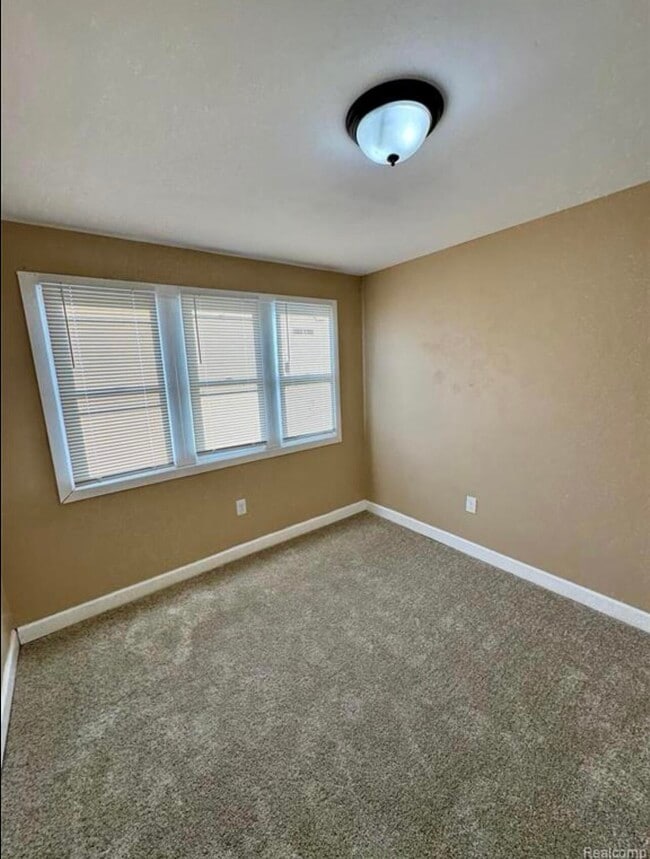 Building Photo - 18488 Fairport St