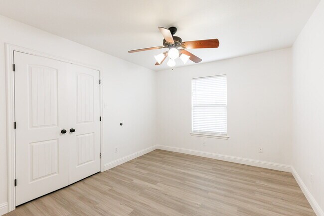 Building Photo - Gorgeous 4 bed 2.5 bath!