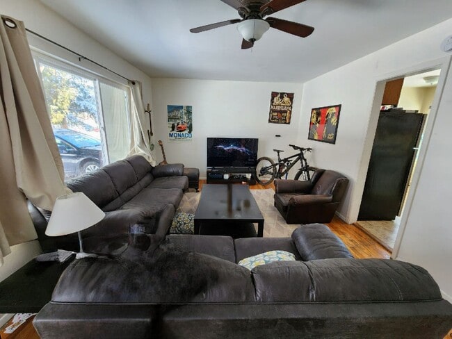 Building Photo - 3 Blocks from CU! Great South Boulder Location Preleasing for August 1st 2026