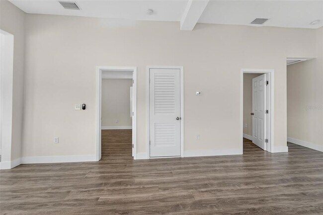 Building Photo - 2525 W Beach St