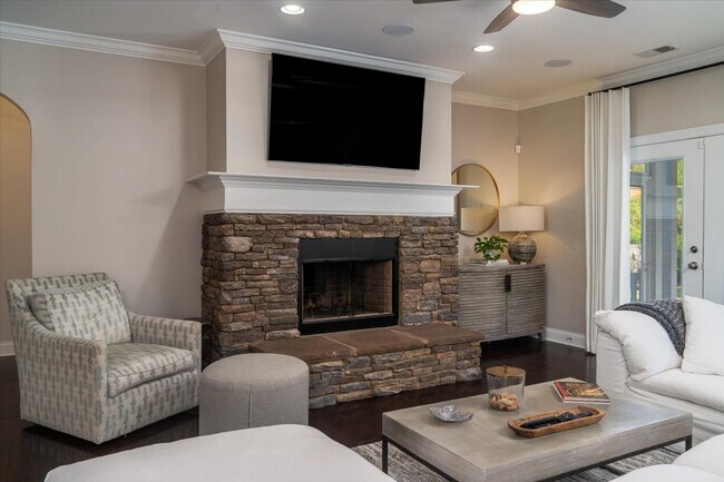 Building Photo - 1005 Mt Whitney Dr