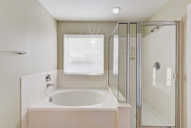 Building Photo - 14426 Mooreview Ln